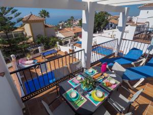 un balcón con una mesa con platos de comida. en Nerja Paradise Rentals - Villa Las Brisas, en Nerja