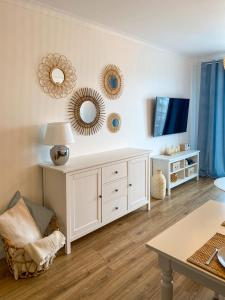 TV a/nebo společenská místnost v ubytování Apartament Akwamaryn