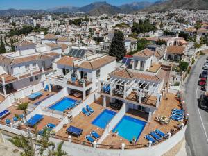 una vista aérea de una casa con 2 piscinas en Nerja Paradise Rentals - Villa Las Brisas, en Nerja