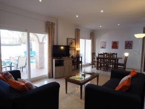 ein Wohnzimmer mit 2 Sofas und einem TV in der Unterkunft Nerja Paradise Rentals - Villa Las Dalias in Nerja