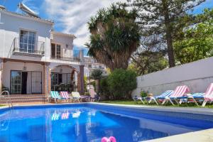 Bazén v ubytování Nerja Paradise Rentals - Villa Flamingo nebo v jeho okolí