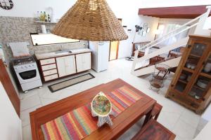 Casa 32 Paraty في باراتي: اطلالة علوية على مطبخ مع طاولة وغرفة طعام