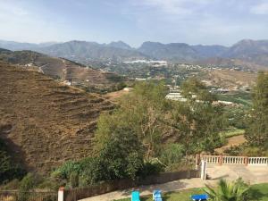 Blick auf ein Tal von einem Hügel mit Bergen in der Unterkunft Nerja Paradise Rentals - Villa Los Girasoles in Nerja