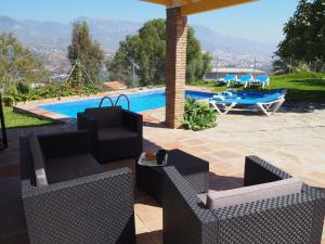 Bazén v ubytovaní Nerja Paradise Rentals - Villa Los Girasoles alebo v jeho blízkosti