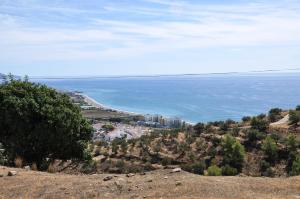 uma vista para o oceano a partir do topo de uma colina em Nerja Paradise Rentals - Villa Los Girasoles em Nerja