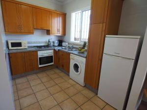 Kuchyňa alebo kuchynka v ubytovaní Nerja Paradise Rentals - Villa Los Girasoles