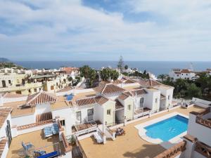 eine Luftaufnahme einer Villa mit Swimmingpool in der Unterkunft Nerja Paradise Rentals - Apt Chimenea C2D in Nerja
