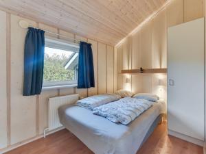 Postel nebo postele na pokoji v ubytování Holiday Home Findus - 1-2km to the inlet in Western Jutland by Interhome