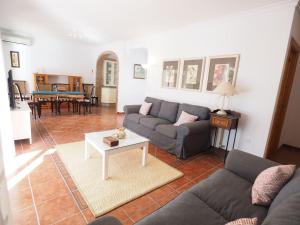 una sala de estar con un sofá y una mesa en Nerja Paradise Rentals - Villa Jazmines, en Nerja