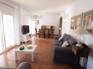 una sala de estar con un sofá y una mesa en Nerja Paradise Rentals - Villa Jazmines, en Nerja