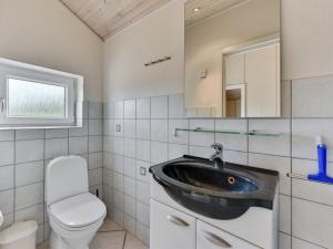 Koupelna v ubytování Holiday Home Findus - 1-2km to the inlet in Western Jutland by Interhome
