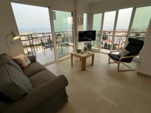 TV a/nebo společenská místnost v ubytování Nerja Paradise Rentals - Morasol Apt 7