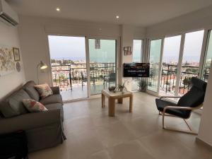 TV a/nebo společenská místnost v ubytování Nerja Paradise Rentals - Morasol Apt 7