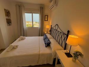 Postel nebo postele na pokoji v ubytování Nerja Paradise Rentals - Morasol Apt 7 + 29 fotografií