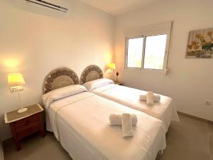 Postel nebo postele na pokoji v ubytování Nerja Paradise Rentals - Morasol Apt 7