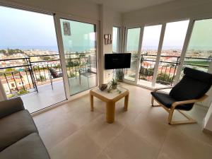TV a/nebo společenská místnost v ubytování Nerja Paradise Rentals - Morasol Apt 7