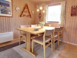 comedor con mesa de madera y sillas en Holiday Home Pyry - 400m to the inlet in Western Jutland by Interhome en Skjern