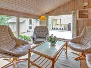 sala de estar con 2 sillas y mesa de centro en Holiday Home Pyry - 400m to the inlet in Western Jutland by Interhome en Skjern