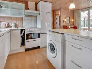 y cocina con lavadora y secadora. en Holiday Home Pyry - 400m to the inlet in Western Jutland by Interhome en Skjern