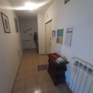 a room with a hallway with a door and a tile floor at appartamento dei pioppi in Pescara