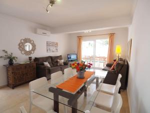 een eetkamer en een woonkamer met een tafel en stoelen bij Nerja Paradise Rentals - Villa Los Leones in Nerja