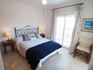 Postel nebo postele na pokoji v ubytování Nerja Paradise Rentals - Villa Las Palomas