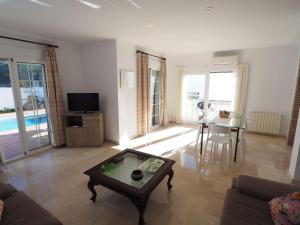 TV a/nebo společenská místnost v ubytování Nerja Paradise Rentals - Villa Las Palomas