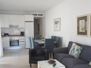 uma sala de estar com um sofá e uma mesa em Nerja Paradise Rentals - Villa Bonilla em Nerja