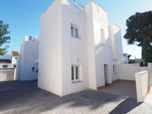 uma casa branca com paredes brancas em Nerja Paradise Rentals - Villa Bonilla em Nerja