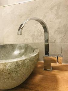 bagno con vasca in pietra e lavandino di Harzchalet Emma Braunlage a Braunlage