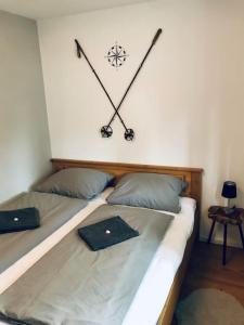 1 dormitorio con 1 cama con reloj en la pared en Harzchalet Emma Braunlage en Braunlage