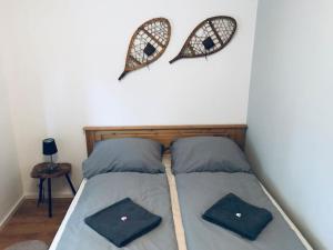 Schlafzimmer mit einem Bett mit zwei Spiegeln an der Wand in der Unterkunft Harzchalet Emma Braunlage in Braunlage