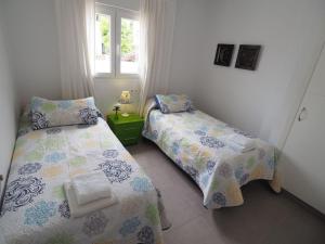 1 Schlafzimmer mit 2 Betten und einem Fenster in der Unterkunft Nerja Paradise Rentals - Villa Verania in Nerja