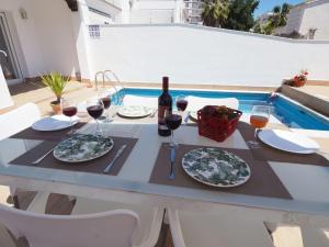 einen Tisch mit Gläsern Wein und eine Flasche Wein in der Unterkunft Nerja Paradise Rentals - Villa Verania in Nerja