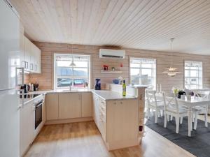 Kuchyň nebo kuchyňský kout v ubytování Holiday Home Kristin - 800m to the inlet in Western Jutland by Interhome