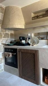 een keuken met een fornuis en een fornuis top oven bij Amalthea Luxury Suites in Symi