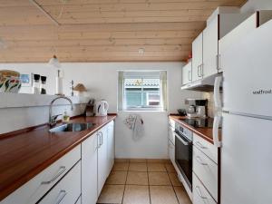 Kuchyň nebo kuchyňský kout v ubytování Holiday Home Herminia - 350m to the inlet in Western Jutland by Interhome