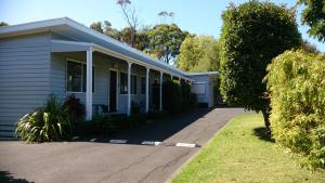 una casa con un cartello davanti di Phillip Island Cottages a Cowes