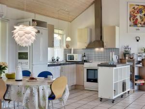 Kuchyň nebo kuchyňský kout v ubytování Holiday Home Tydkil - 300m to the inlet in Western Jutland by Interhome