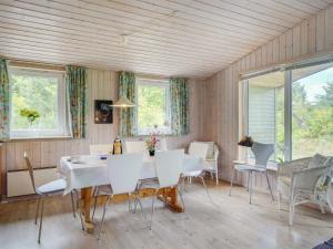Restaurace v ubytování Holiday Home Helwigh - 100m to the inlet in Western Jutland by Interhome