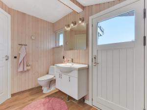 Koupelna v ubytování Holiday Home Eiliko - 100m from the sea in SE Jutland by Interhome