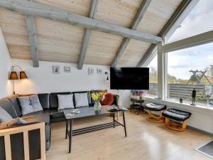 TV a/nebo společenská místnost v ubytování Holiday Home Gizella - 850m to the inlet in Western Jutland by Interhome