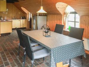 eine Küche mit einem Tisch und Stühlen im Zimmer in der Unterkunft Holiday Home Ilva - 300m to the inlet in Western Jutland by Interhome in Ulfborg