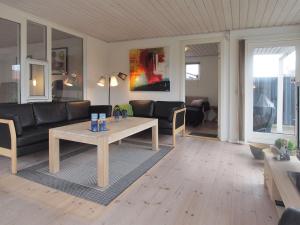 Posezení v ubytování Holiday Home Mena - 200m from the sea in SE Jutland by Interhome
