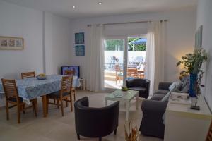 salon ze stołem i jadalnią w obiekcie Nerja Paradise Rentals - Villa Suero w mieście Nerja