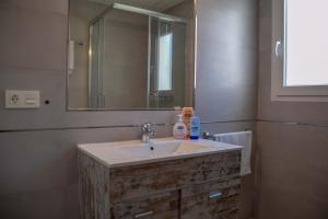 łazienka z umywalką i lustrem w obiekcie Nerja Paradise Rentals - Villa Suero w mieście Nerja +22 zdjęcia