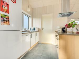 Kuchyň nebo kuchyňský kout v ubytování Holiday Home Duschanka - 50m to the inlet in SE Jutland by Interhome