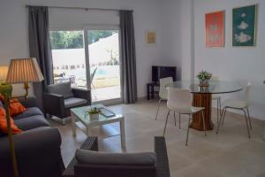 - un salon avec un canapé et une table dans l'établissement Nerja Paradise Rentals - Villa Valeria, à Nerja