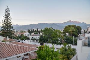 - une vue sur une ville avec des montagnes en arrière-plan dans l'établissement Nerja Paradise Rentals - Villa Valeria, à Nerja