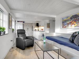 1 dormitorio con 1 cama, 1 silla y 1 mesa en Apartment Thessa - 900m from the sea in SE Jutland by Interhome, en Juelsminde